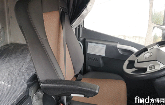 主驾气囊座椅可以调节高度,俯仰角度,还有腰部支撑,通风等功能.