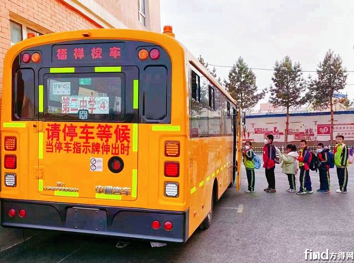 小学生排队乘坐中通校车